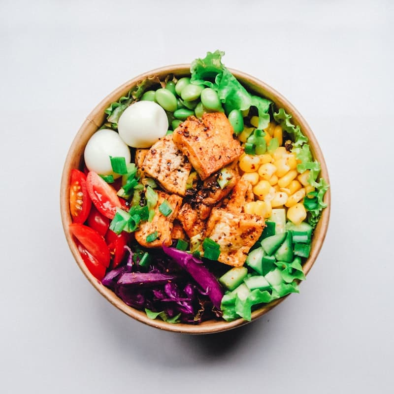 Plato colorido con alimentos frescos y saludables