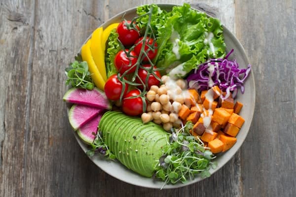 Ensalada fresca preparada con ingredientes nutritivos